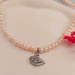 گردنبند مرواریدی با پلاک سواروسکی