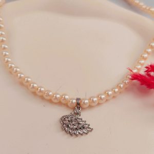گردنبند مرواریدی با پلاک سواروسکی