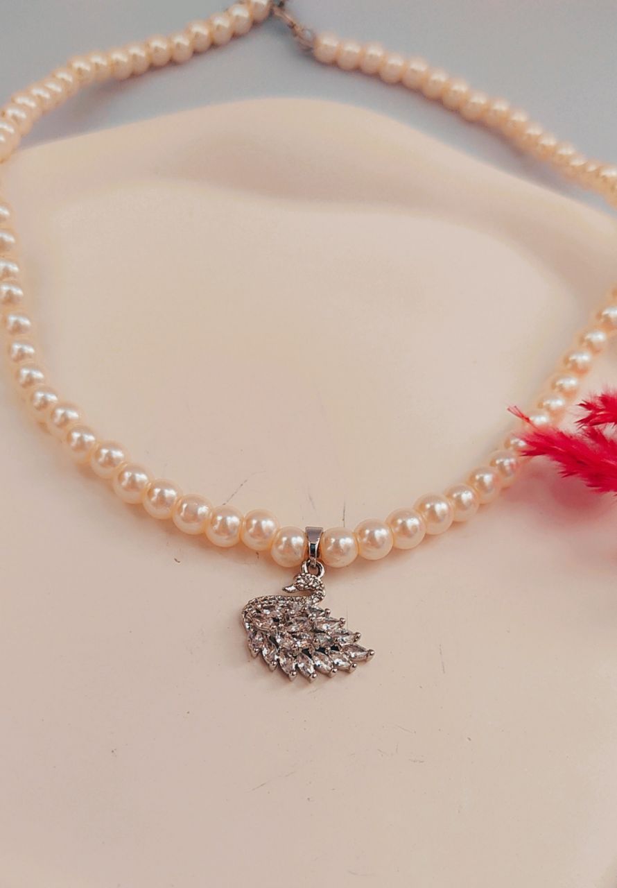 گردنبند مرواریدی با پلاک سواروسکی