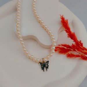 گردنبند مرواریدی با پلاک پروانه