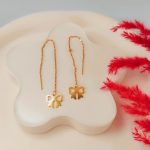 گوشواره بخیه‌ای استیل رنگ ثابت بدون حساسیت در چهار طرح متنوع با رنگ طلایی براق، مناسب استفاده روزانه و مجلسی. خرید گوشواره سبک و ضد حساسیت با قیمت مناسب.